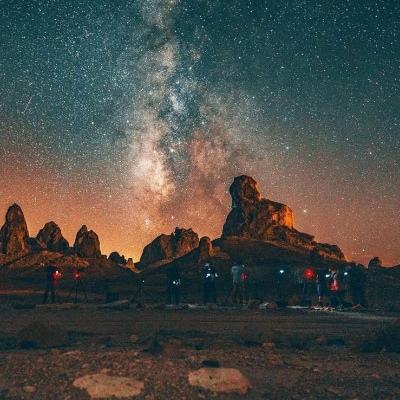 患者没挂上号 医生蹲在地上看CT片